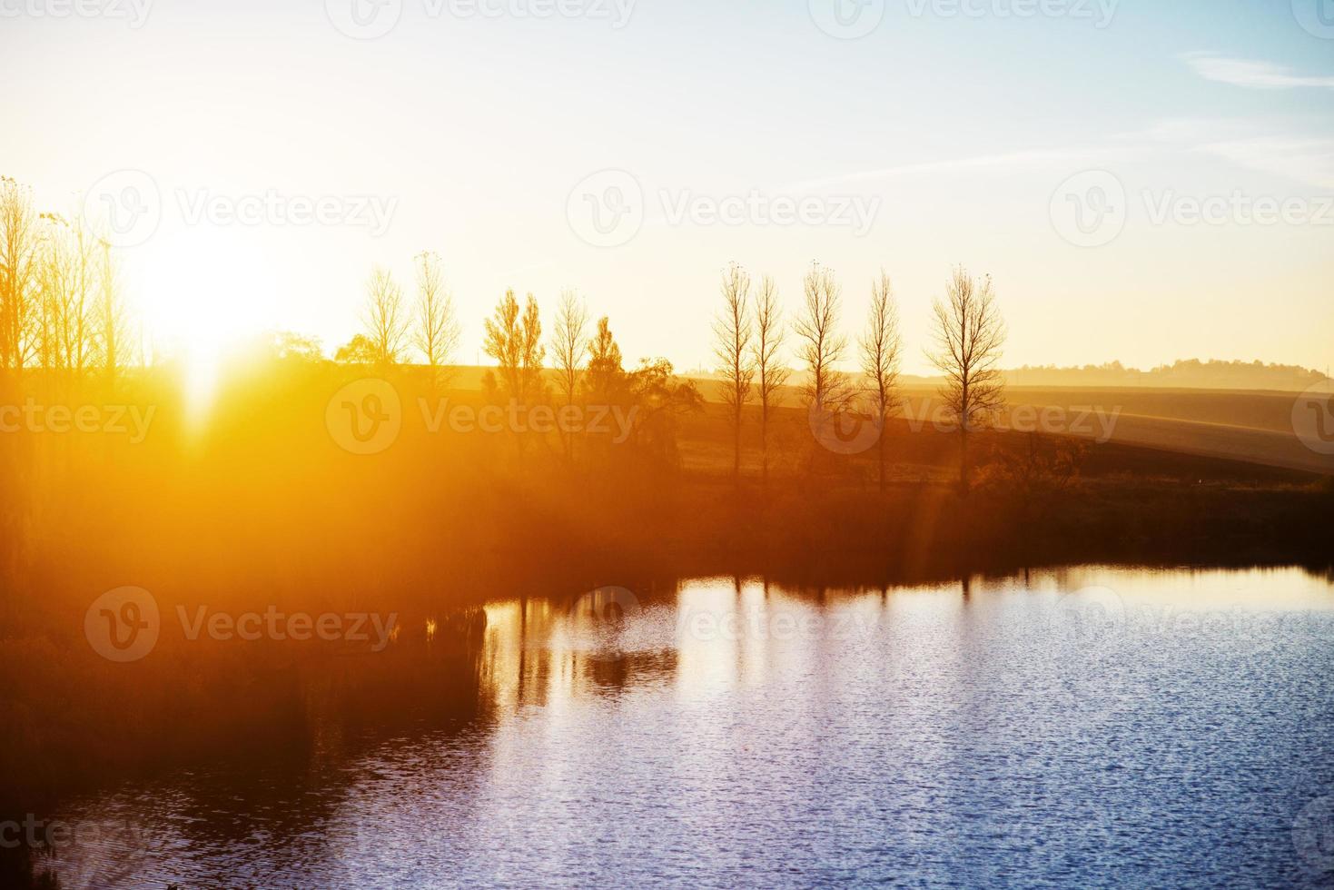 lever du soleil au lac photo