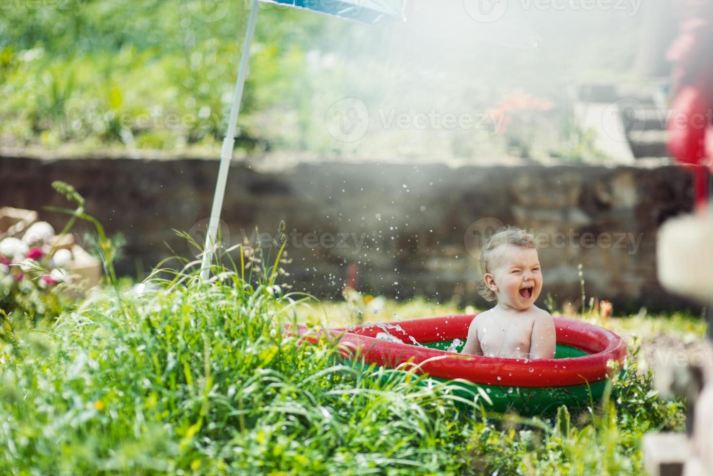 petite fille nageant dans la piscine photo