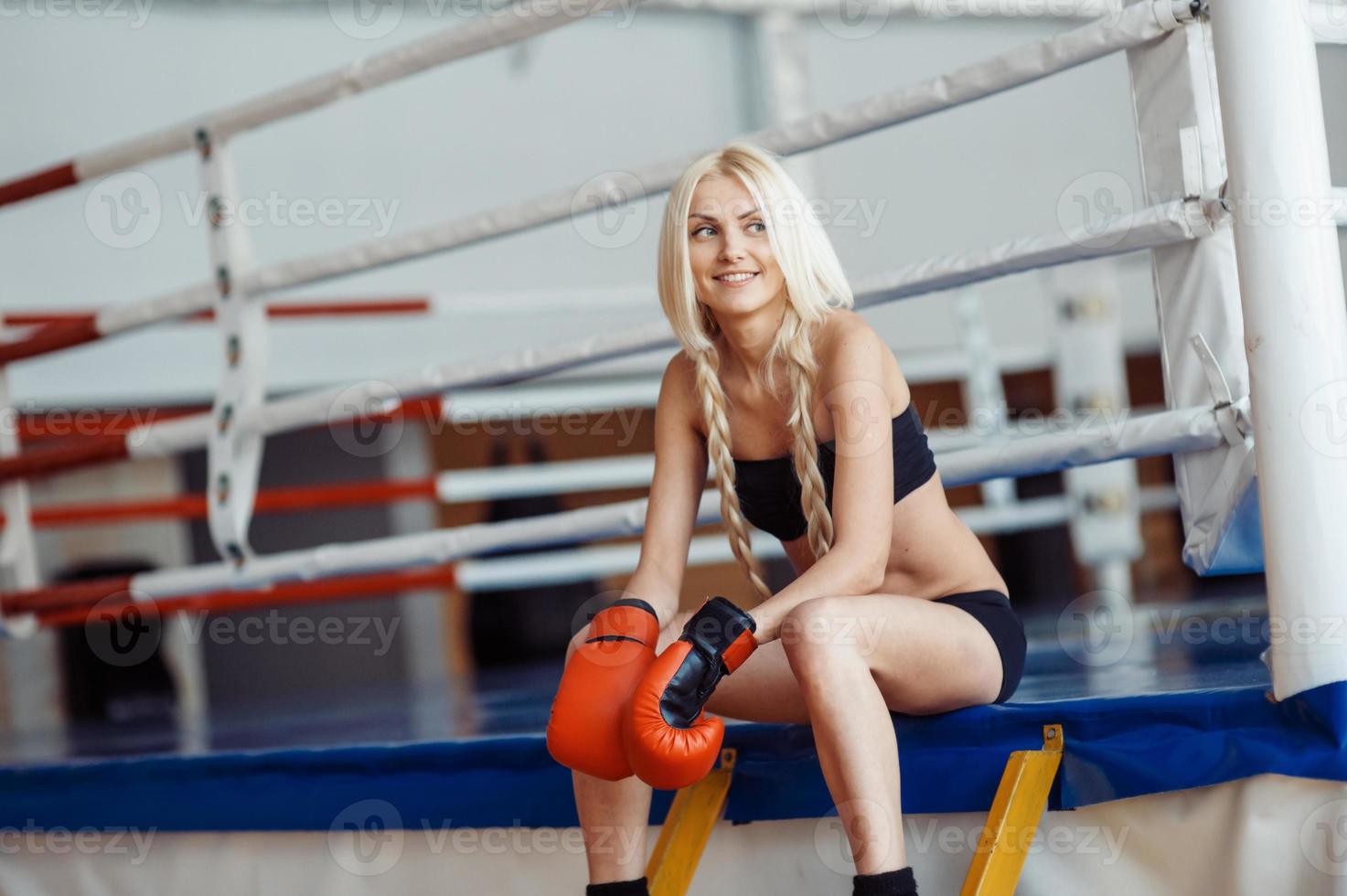 jolie femme sportive avec des gants de boxe photo
