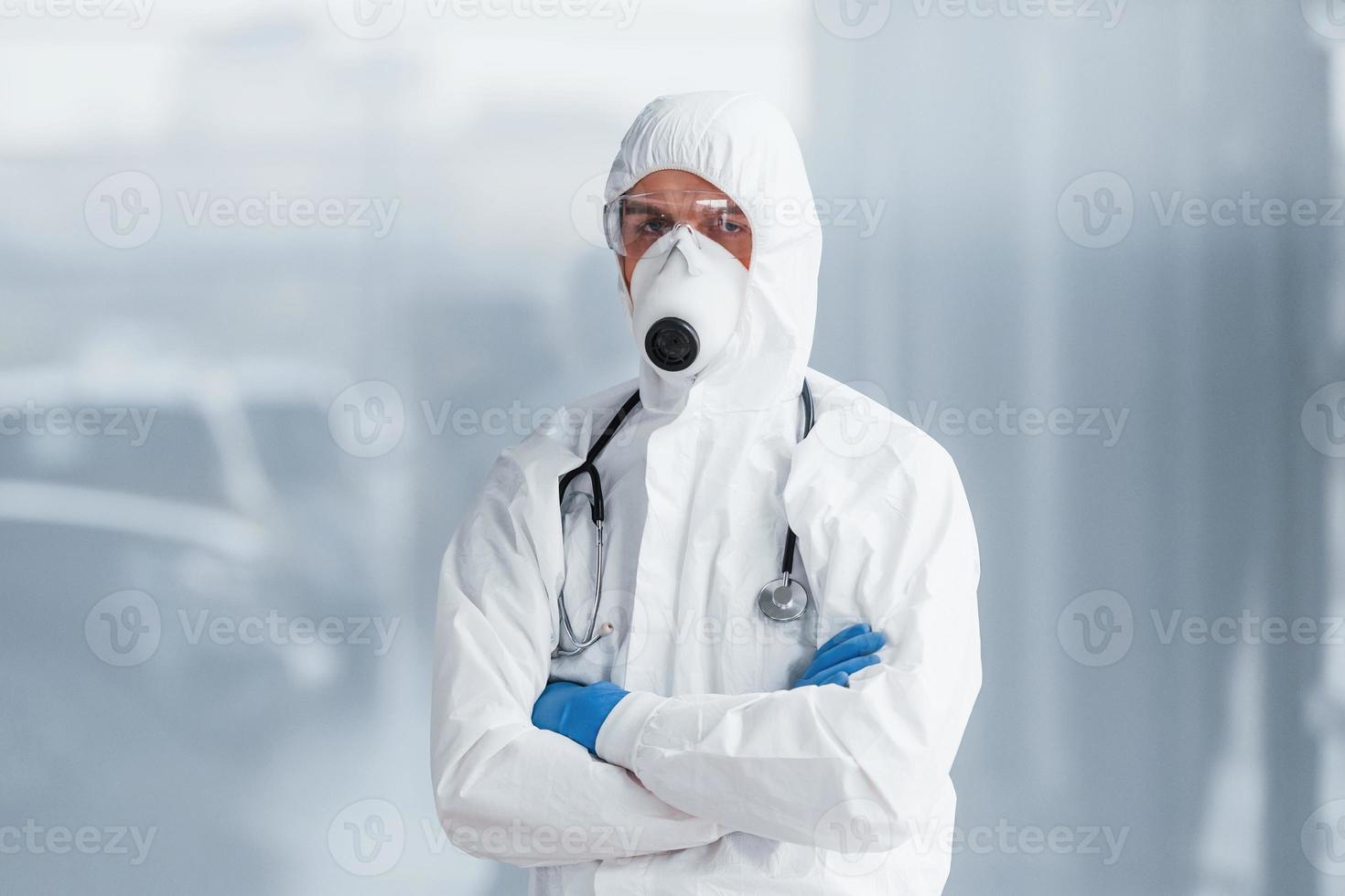 homme médecin scientifique en blouse de laboratoire, lunettes défensives et masque photo