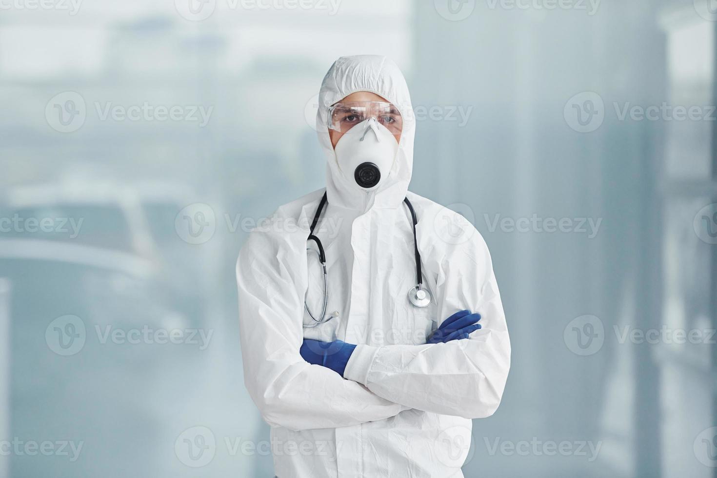homme médecin scientifique en blouse de laboratoire, lunettes défensives et masque photo