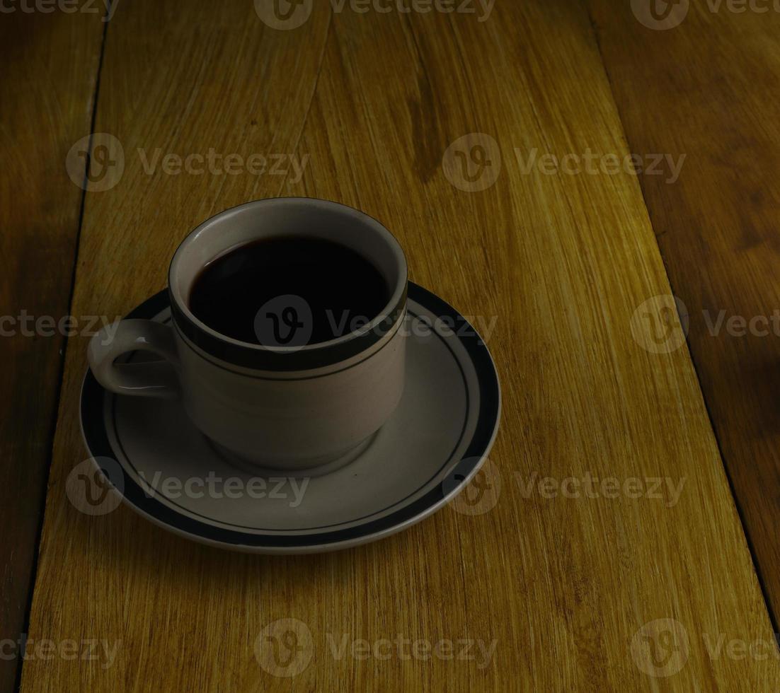 tasse de café noir sur un fond en bois. zone de fond photo