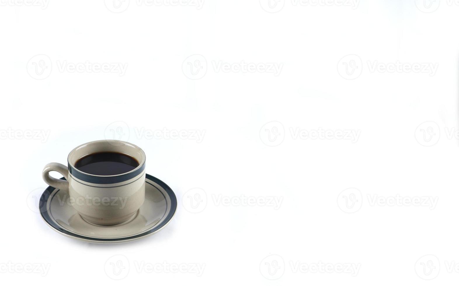 tasse de café noir sur fond blanc. zone de fond photo