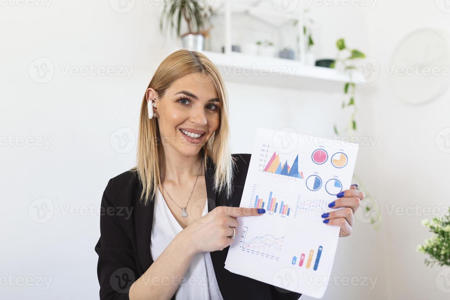 travail à distance, technologie et concept de personnes - jeune femme d'affaires souriante et heureuse avec ordinateur portable et papiers travaillant au bureau à domicile pendant la crise sanitaire du covid-19. photo