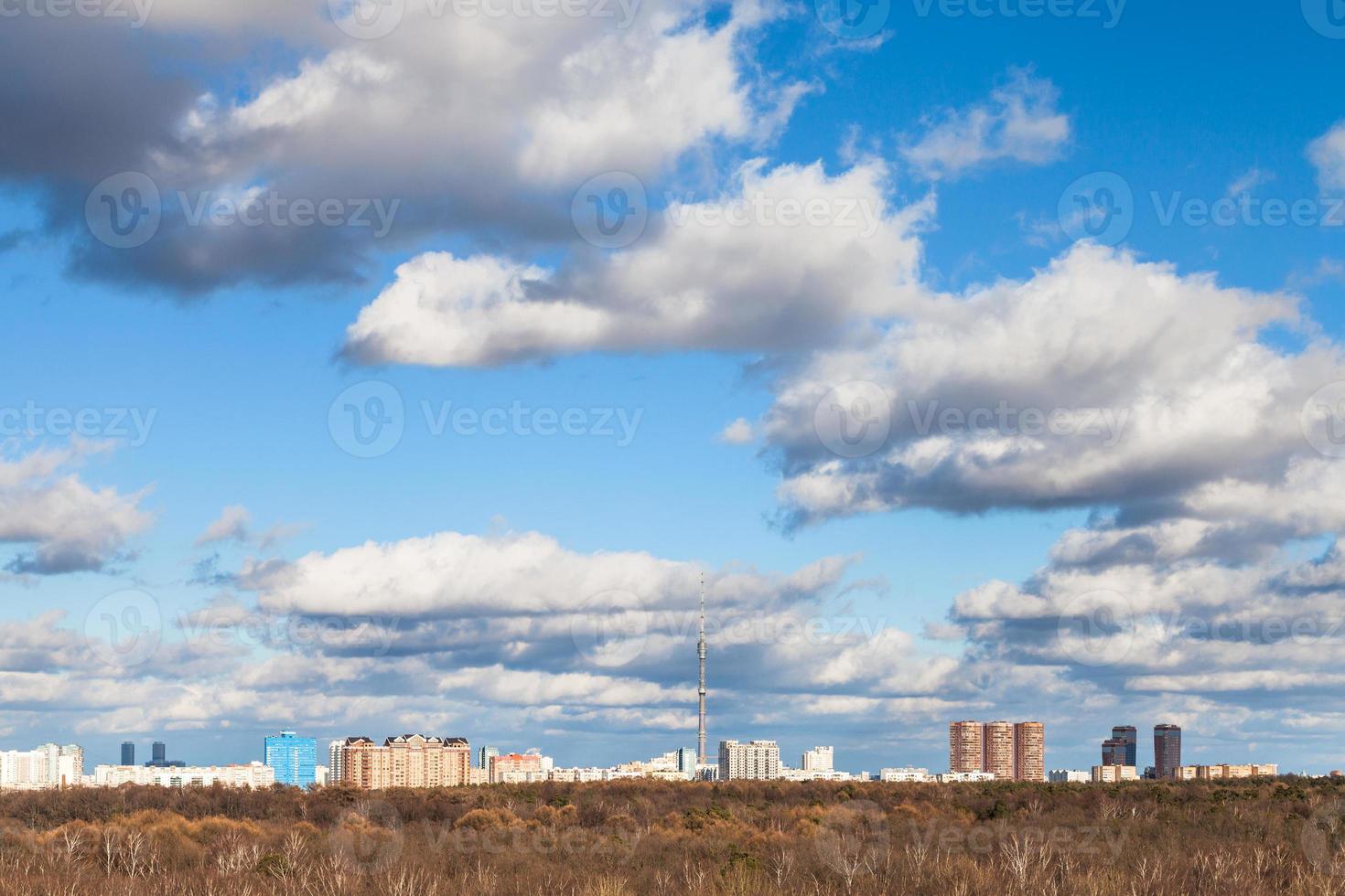 nuages blancs dans le ciel bleu au-dessus des bois au printemps photo