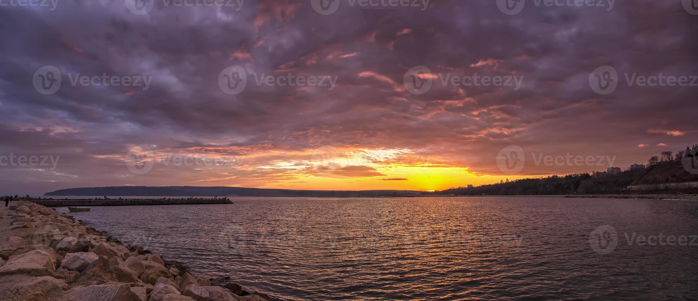 vue panoramique sur le magnifique coucher de soleil au-dessus de l'horizon. superbes nuages de ciel au coucher du soleil. photo