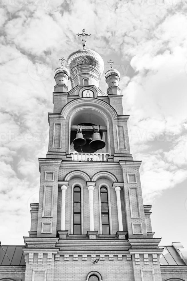Croix de l'église chrétienne dans la haute tour du clocher pour la prière photo