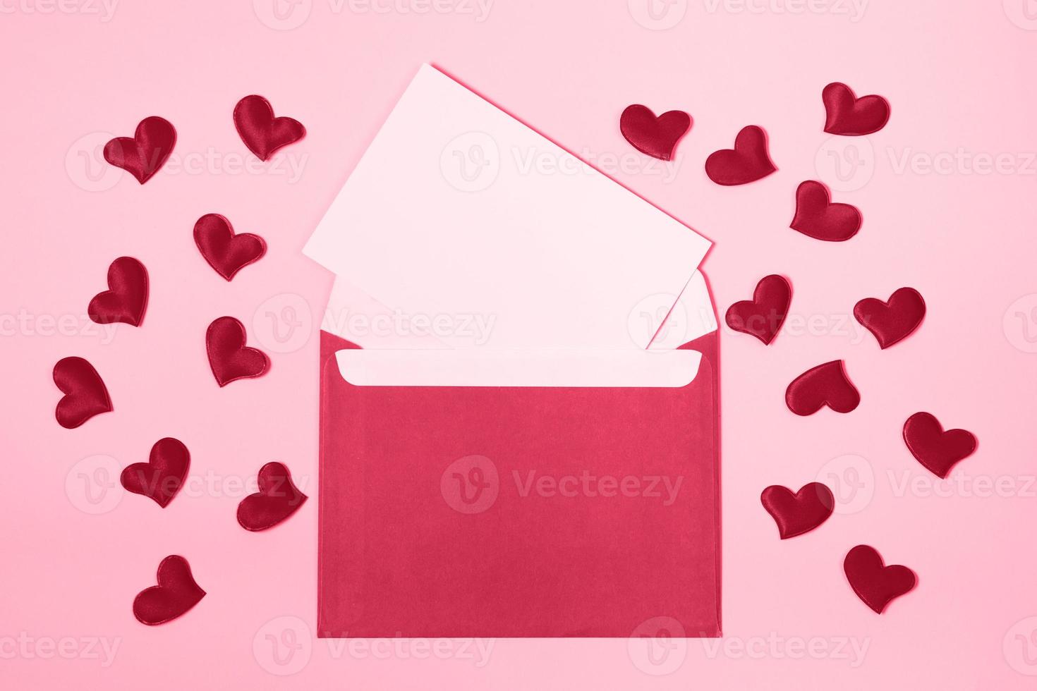 enveloppe avec carte de voeux pour la saint valentin. couleur de l'année 2023 - viva magenta photo