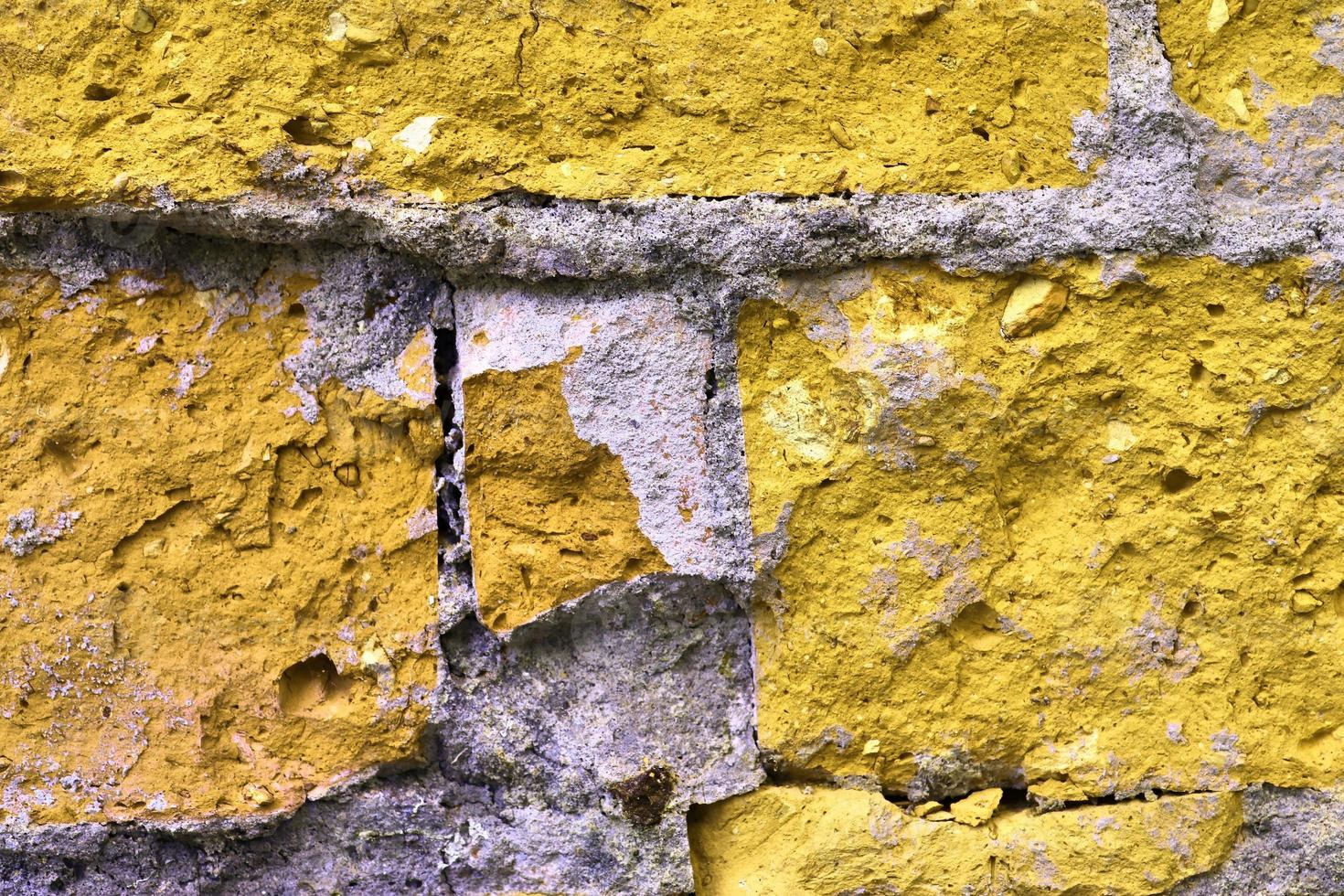 vue détaillée sur une texture colorée de mur de briques anciennes et altérées comme arrière-plan panoramique. photo