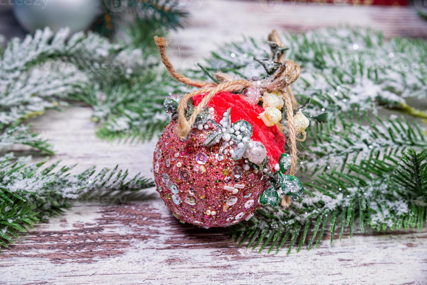 passe-temps créatif de bricolage. fabrication d'ornements et de boules de noël artisanaux faits à la main avec un sapin en feutre. loisirs de la femme, décorations de vacances. gros plan de mains féminines sur fond de bois blanc photo