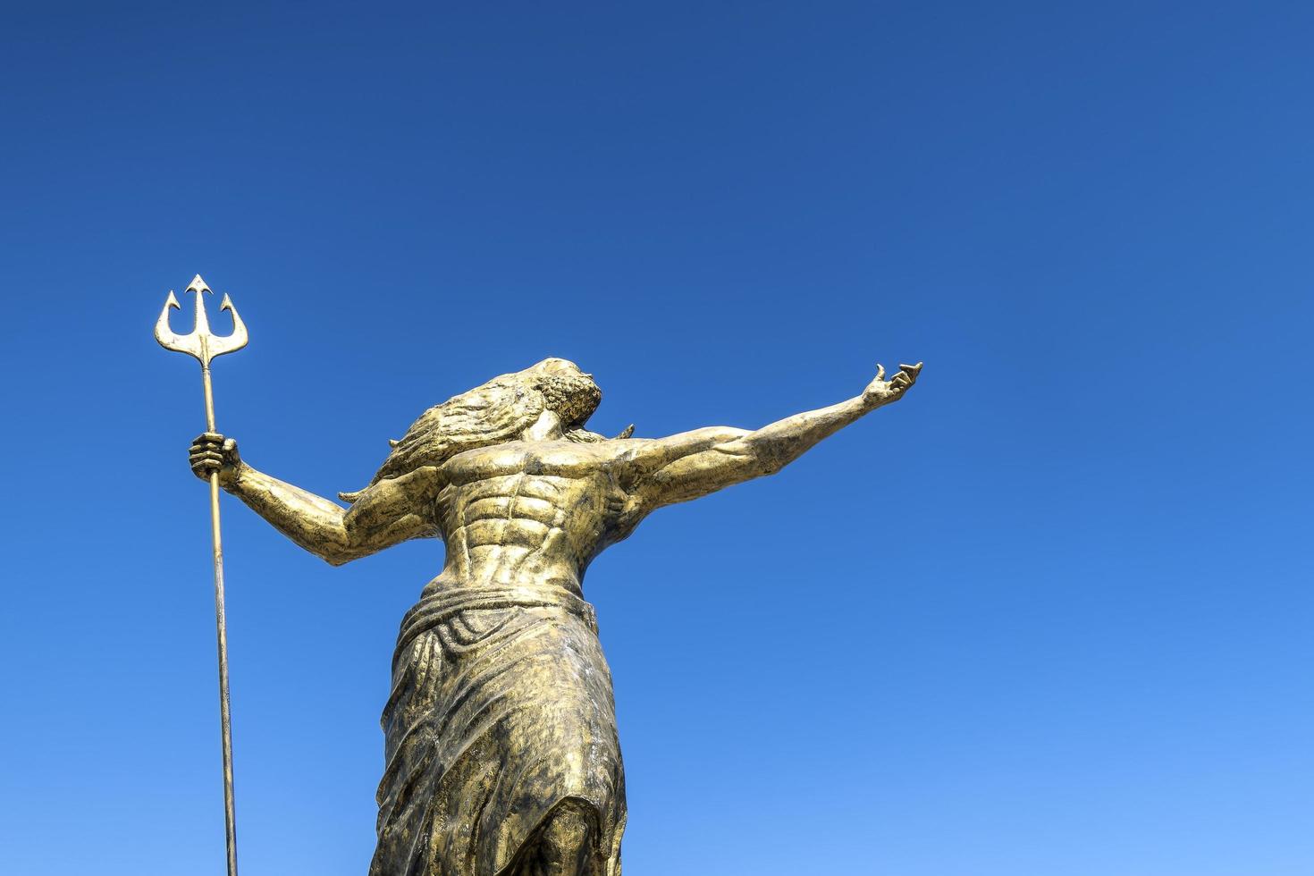 statue en or de neptune sur la plage de mazatlan sinaloa mexique photo