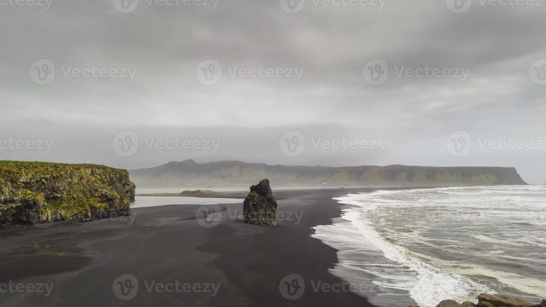 vue aérienne de la plage de sable noir de reynisfjara dans le sud de l'islande photo