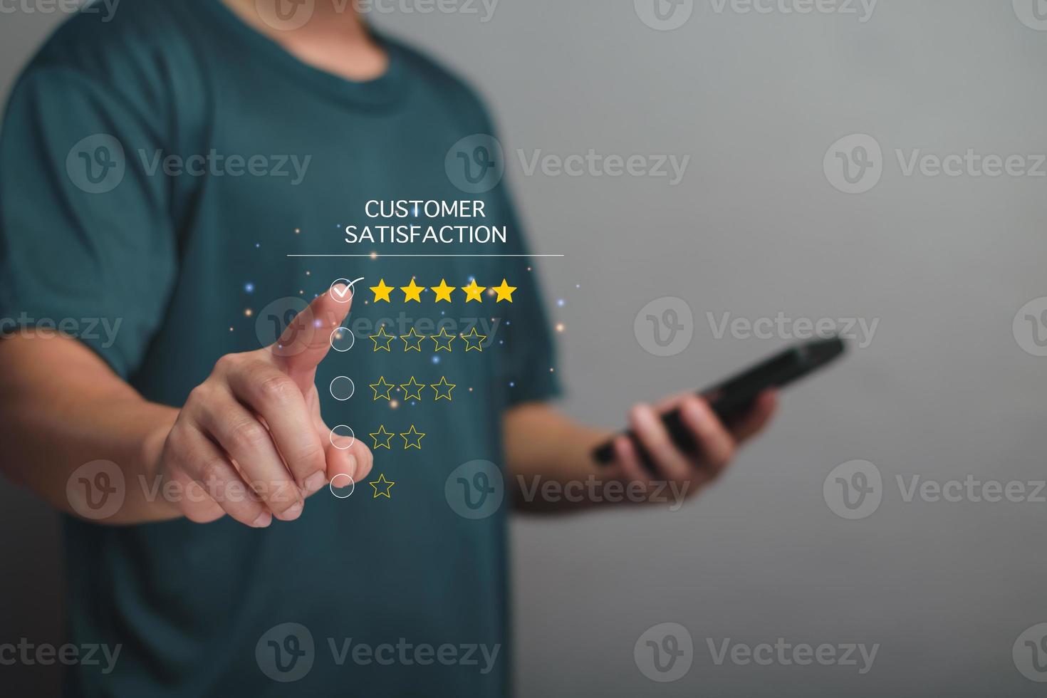 concept d'évaluation de la satisfaction client. les clients évaluent leur satisfaction sur un smartphone à écran virtuel, notent cinq étoiles, un bon service, le client est satisfait, une note de 5 étoiles, une excellente satisfaction. photo