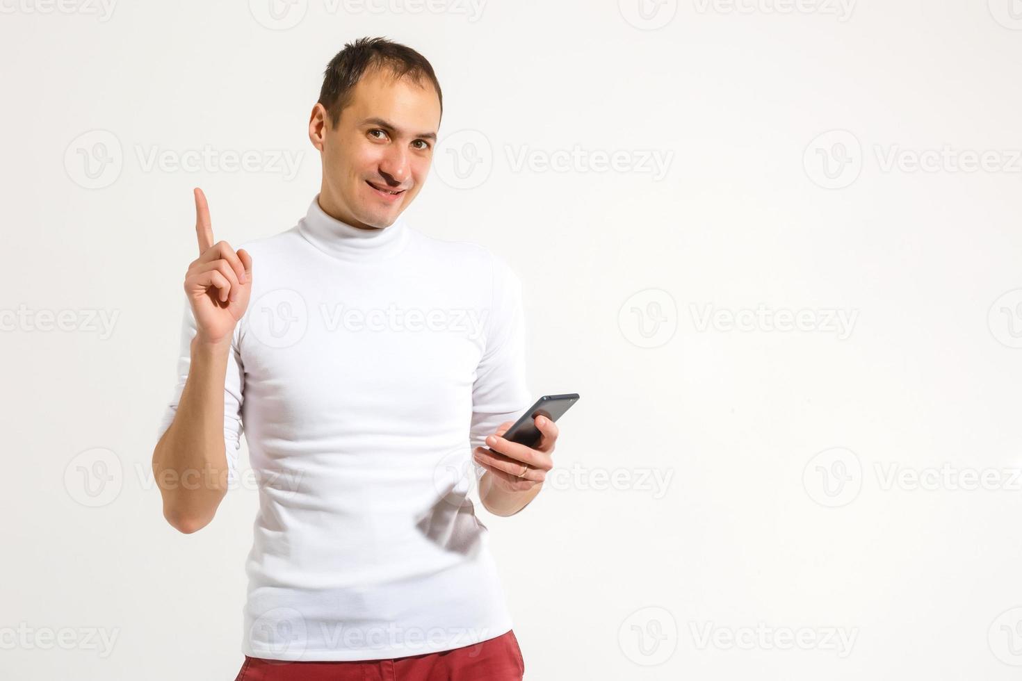 Gros plan portrait de jeune homme avec smartphone isolé fond blanc photo