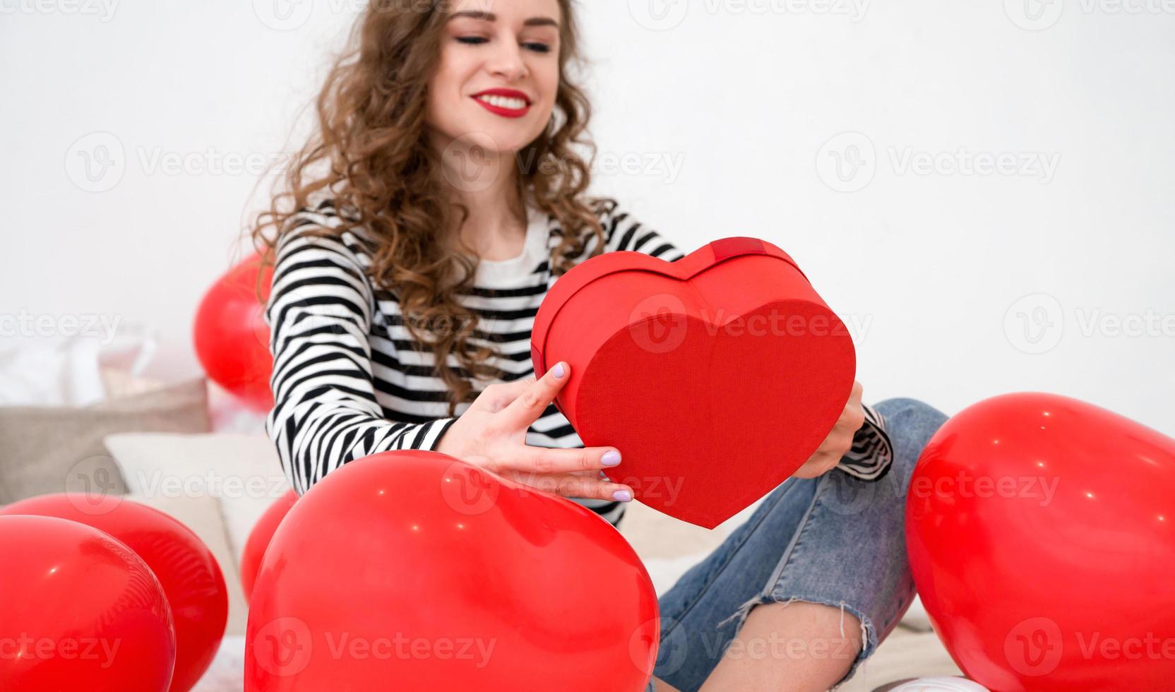 saint valentin, journée de la femme. jeune femme drôle assise dans