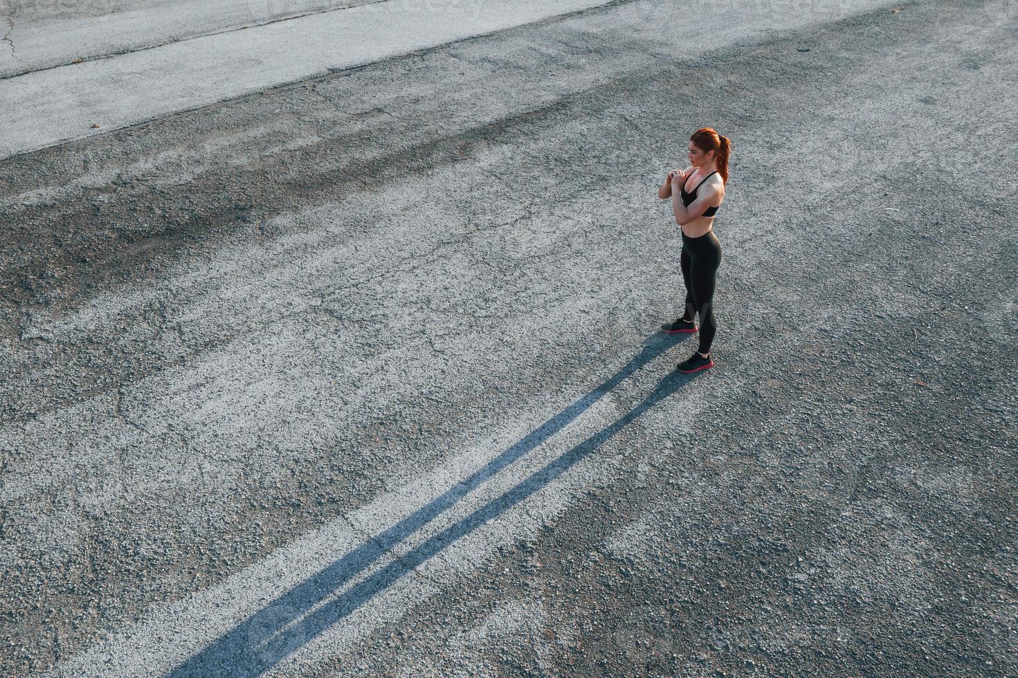 vue de dessus d'une femme qui a une journée de remise en forme sur la route le soir photo