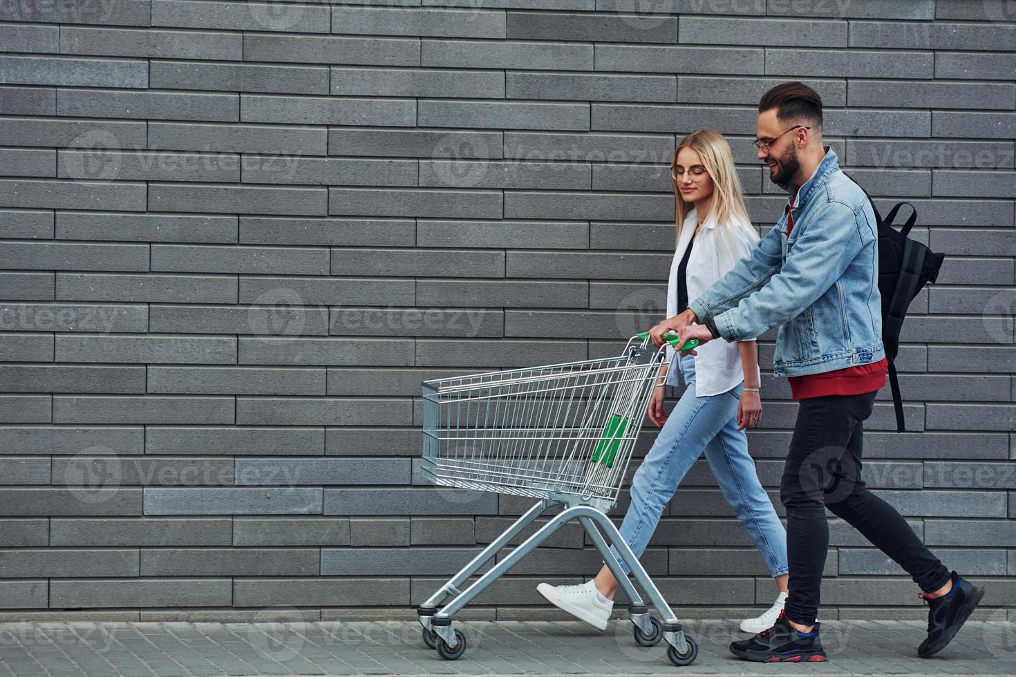 avec panier. jeune homme élégant avec une femme dans des vêtements décontractés à l'extérieur ensemble. conception de l'amitié ou des relations photo