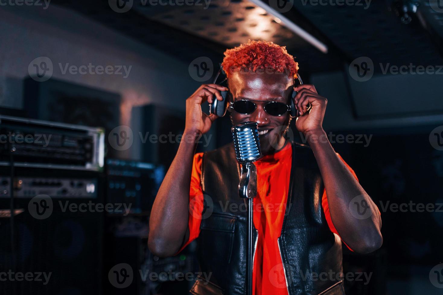 jeune artiste afro-américain répétant dans un studio d'enregistrement photo