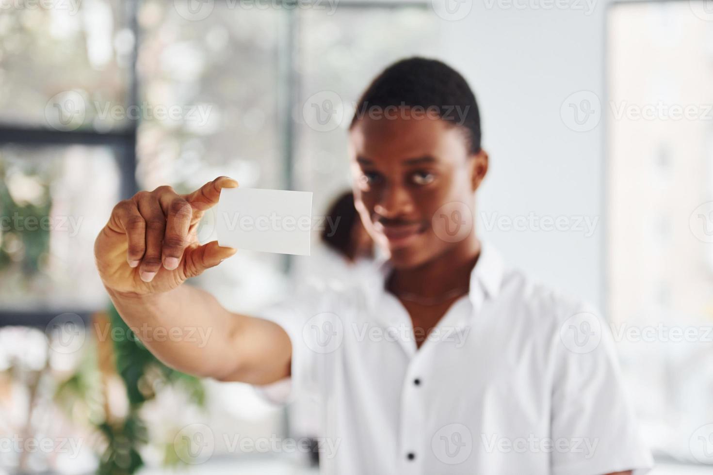 jeune homme afro-américain en vêtements formels est au bureau photo