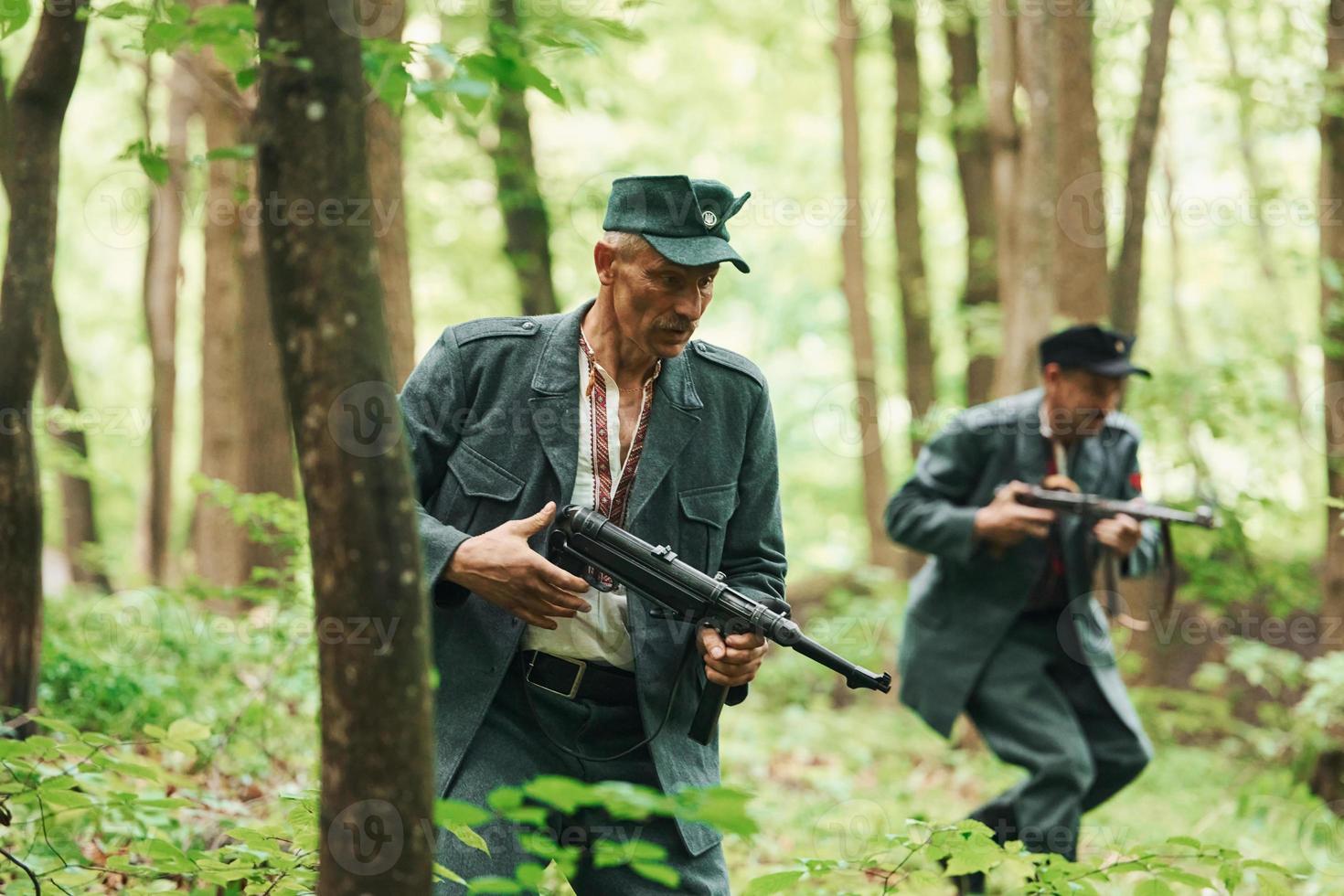 ternopil, ukraine - juin 2020 upa tournage d'un film de l'armée insurrectionnelle ukrainienne. photos des coulisses. jeunes et vieux soldats avec des armes attaquent