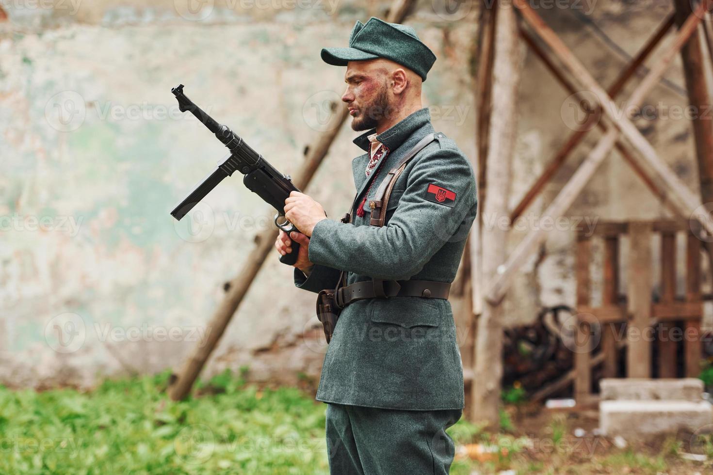 ternopil, ukraine - juin 2020 upa tournage d'un film de l'armée insurrectionnelle ukrainienne. photos des coulisses. jeune soldat avec arme