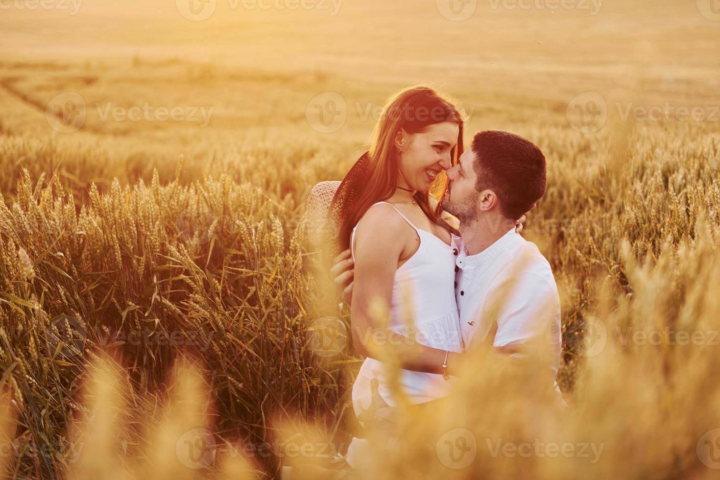 beau couple s'embrassant et passant du temps libre sur le terrain aux beaux jours de l'été photo