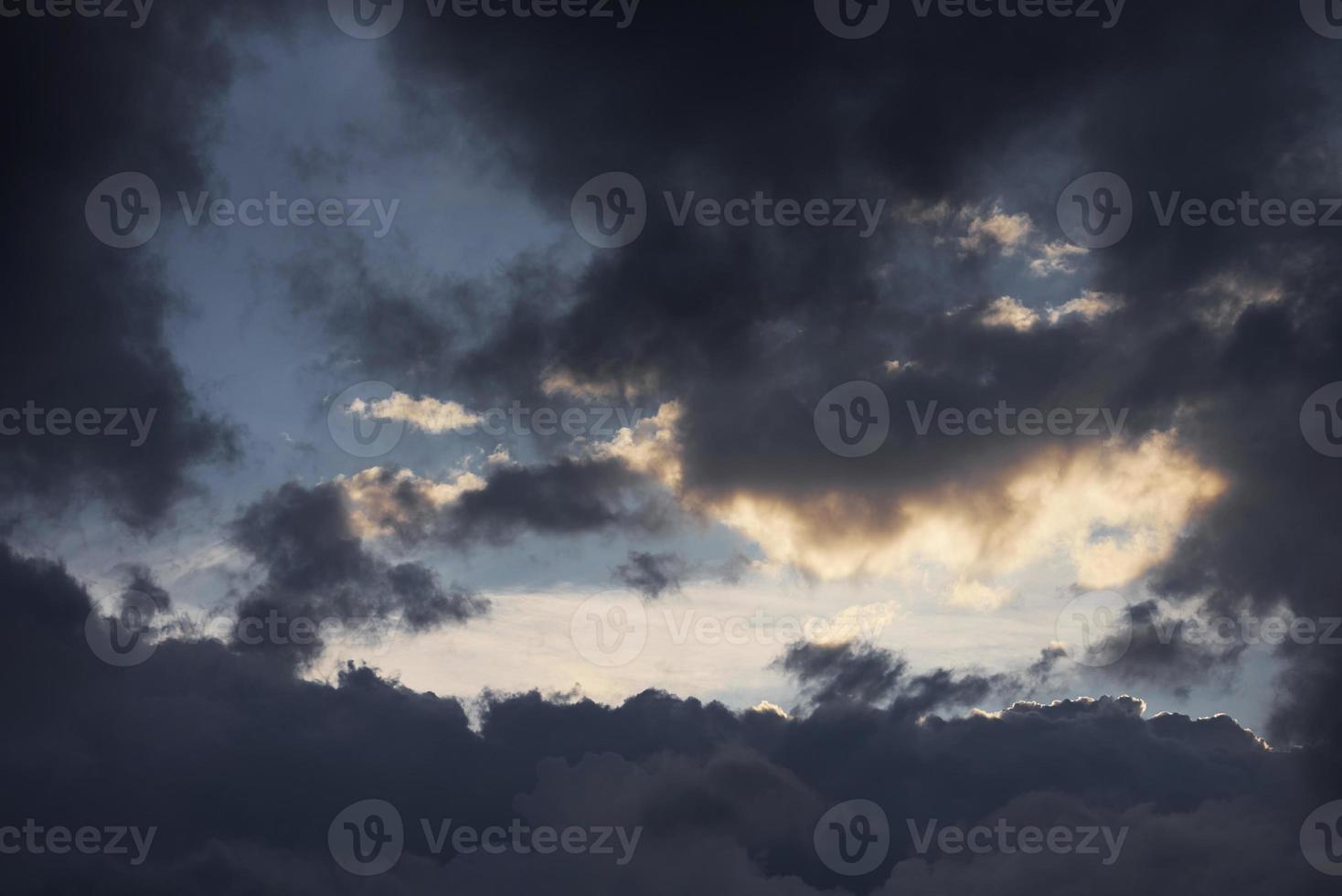 ciel dramatique majestueux. avant la tempête. beau soleil. capturé le jour photo