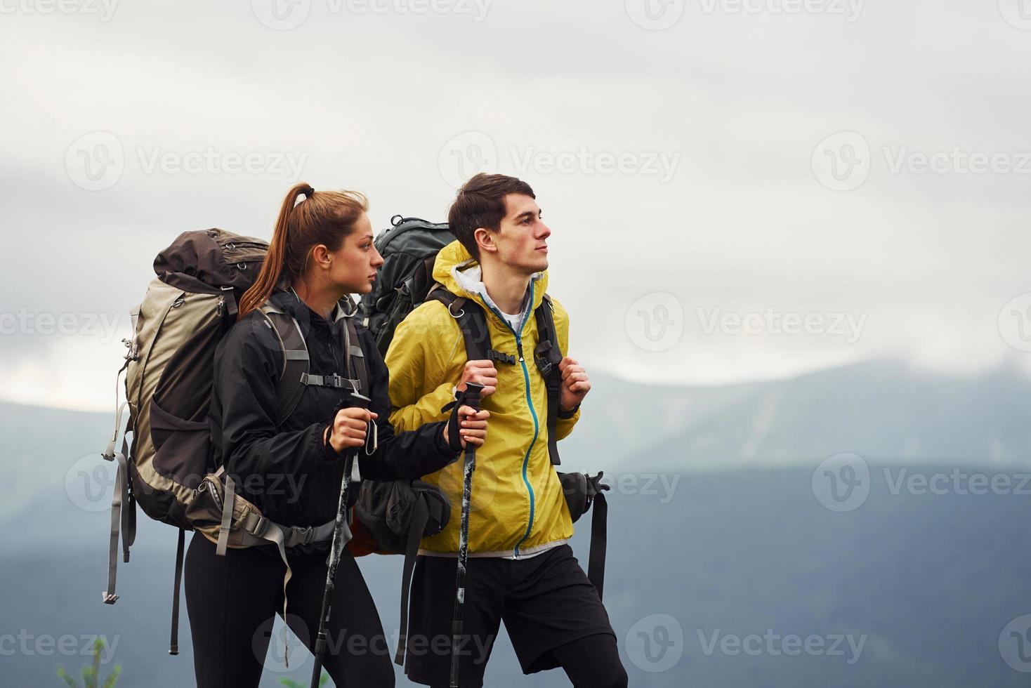 profiter de la randonnée ensemble. majestueuses montagnes des carpates. beau paysage de nature intacte photo