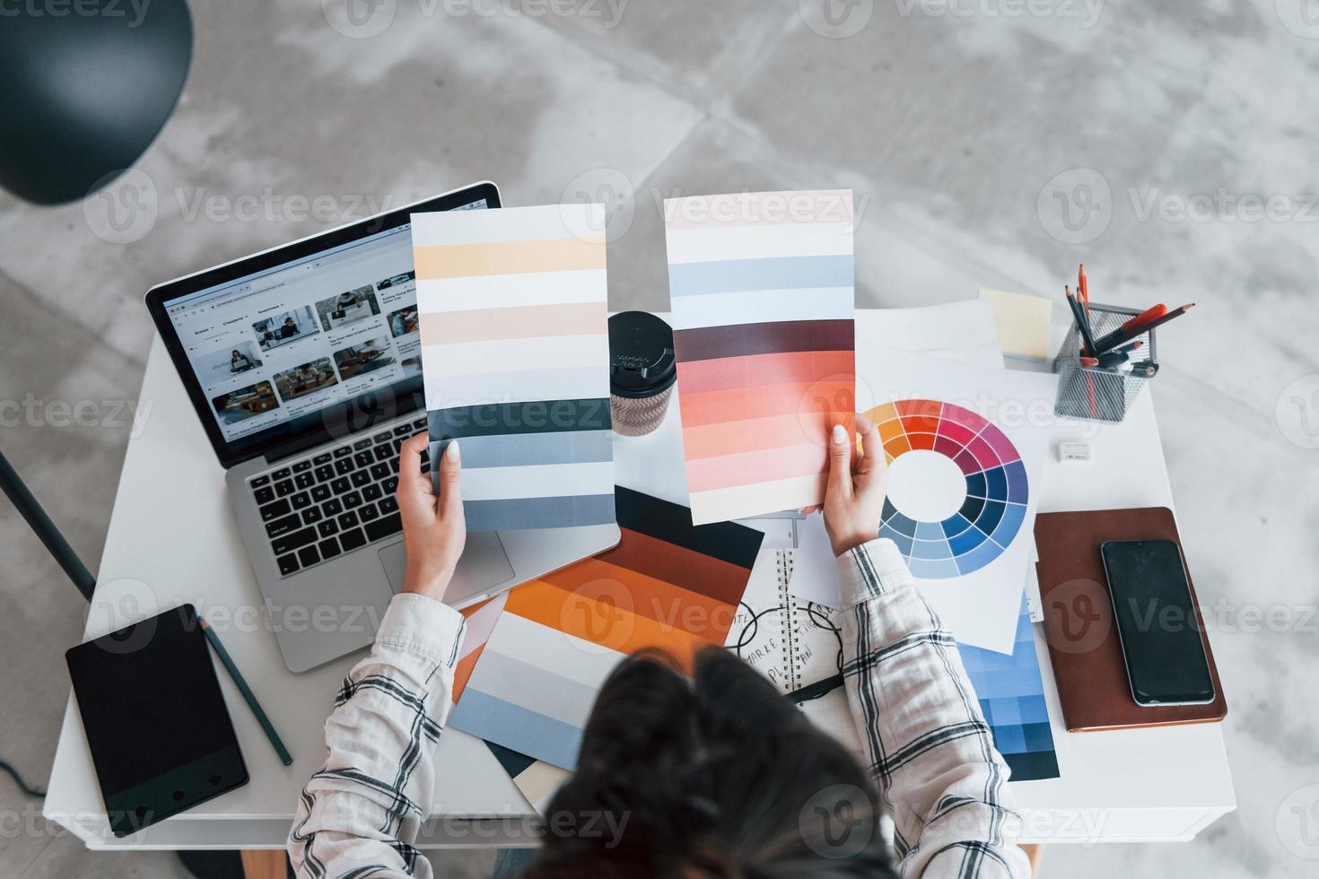 vue de dessus. la jeune travailleuse indépendante est à l'intérieur de la maison pendant la journée photo