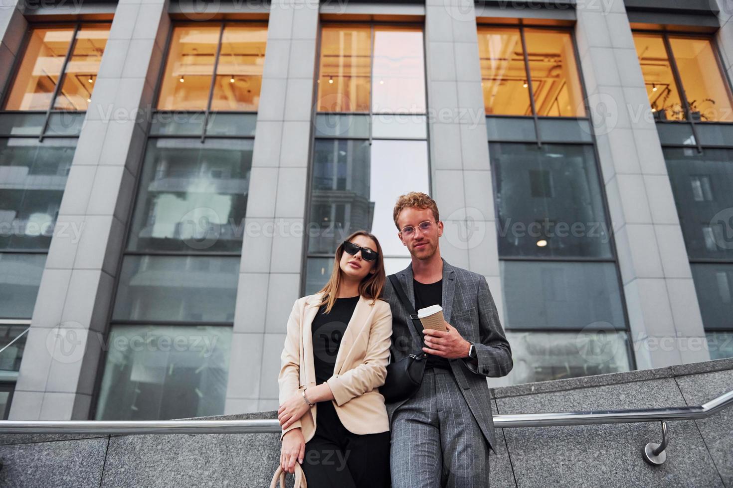 femme et homme dans la ville pendant la journée. des gens bien habillés photo