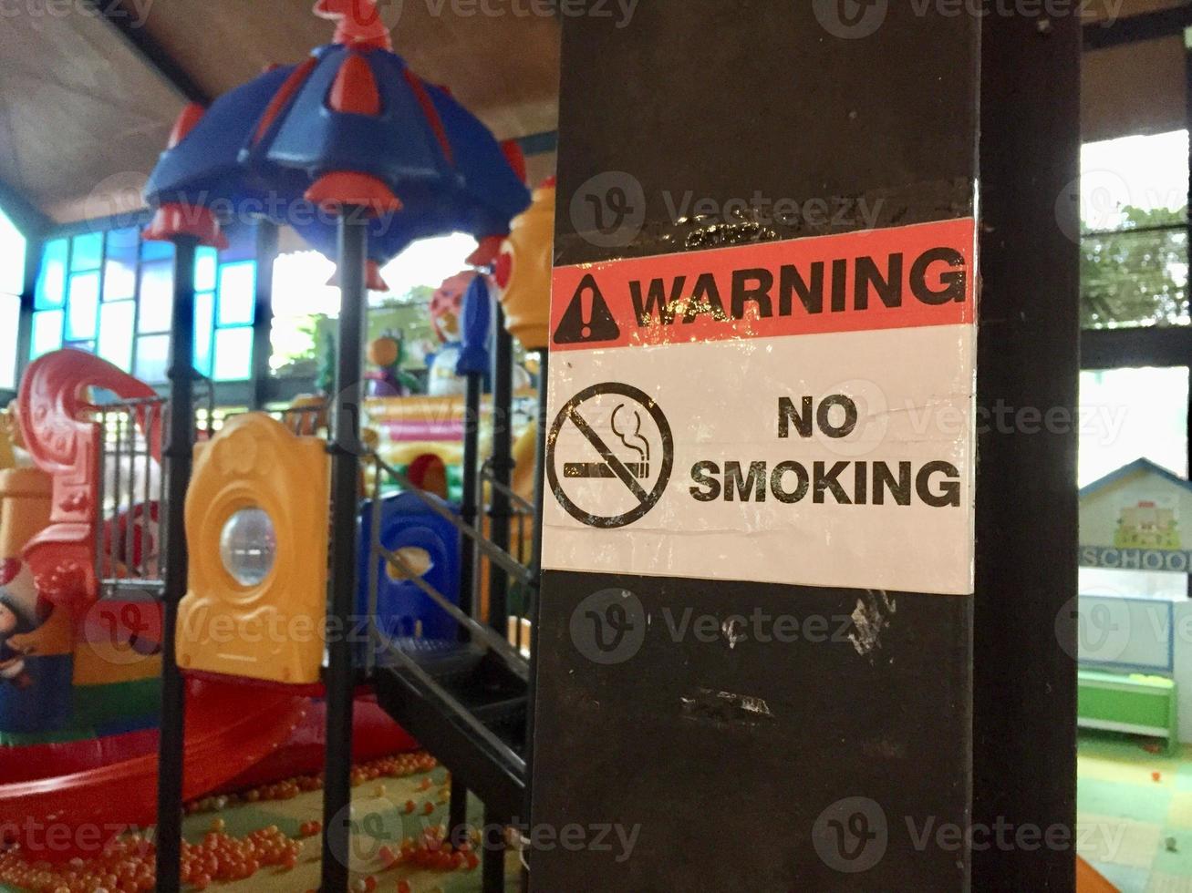 panneau non fumeur affiché dans une aire de jeux pour enfants photo