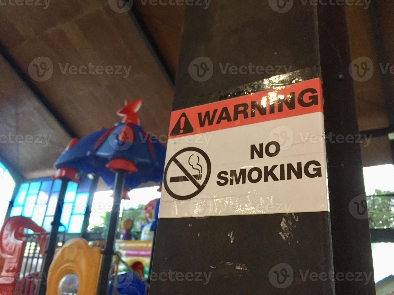 panneau non fumeur affiché dans une aire de jeux pour enfants photo