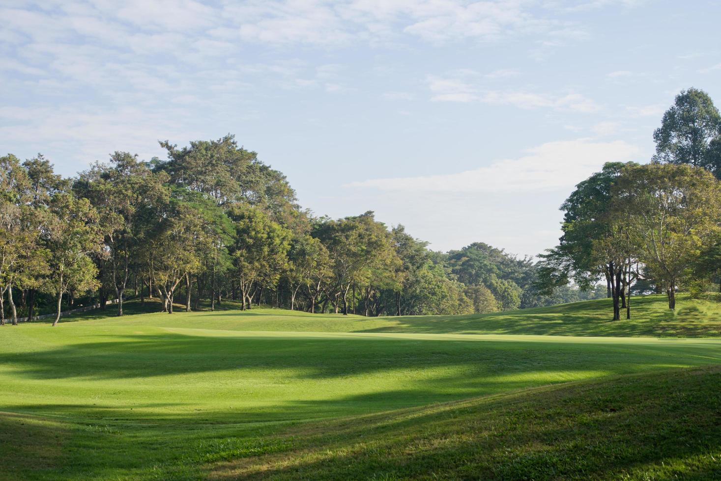 la beauté du terrain de golf est illuminée par la lumière du matin. photo