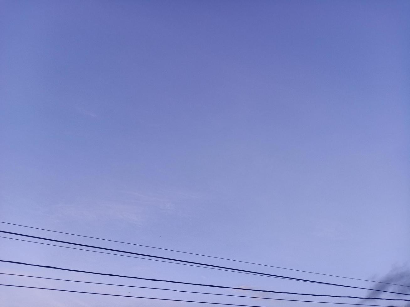 beau paysage naturel dans le ciel bleu, nuages blancs et de nombreux arbres verts autour photo