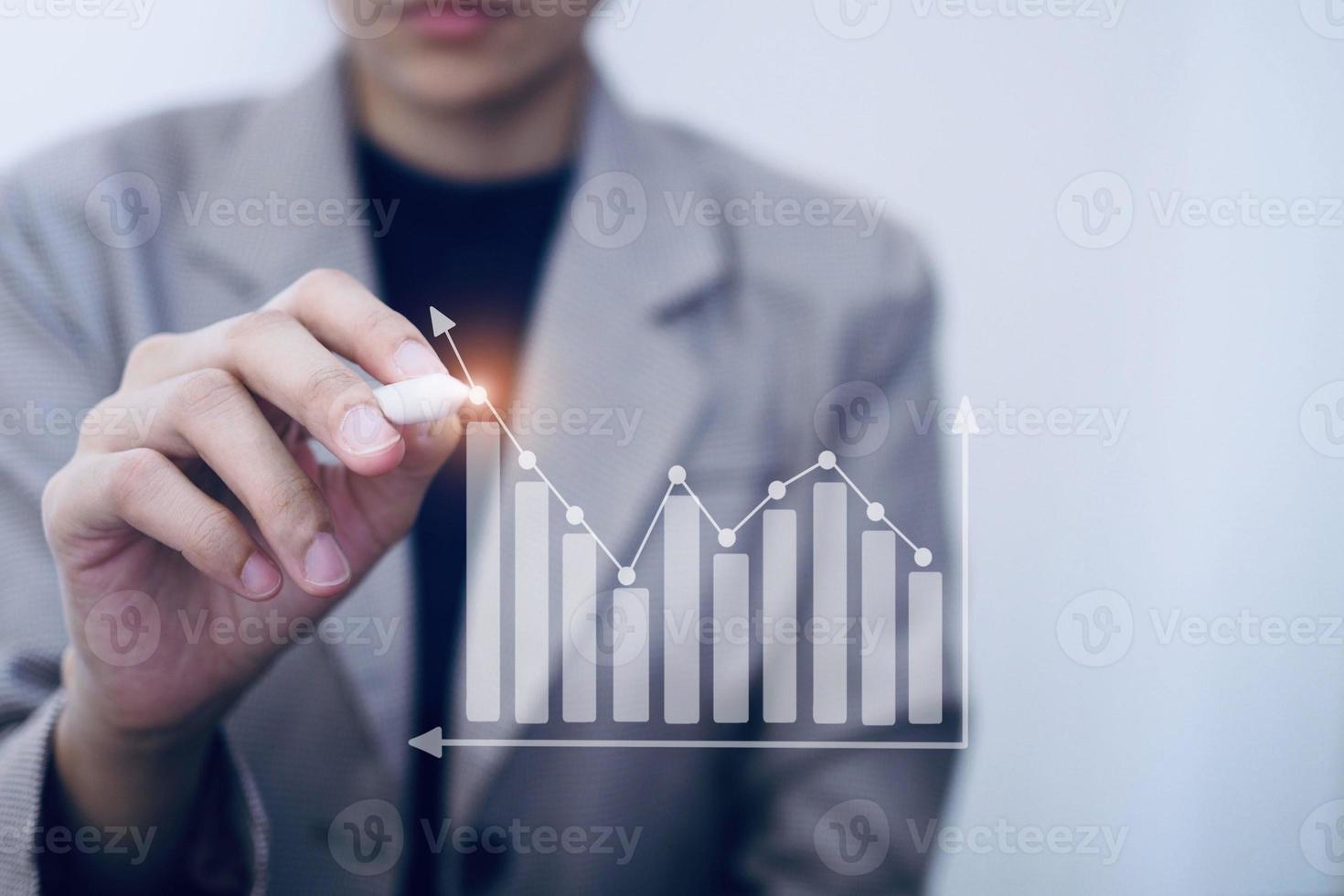 concept de réussite de la croissance de l'entreprise homme d'affaires pointant la croissance du graphique de la flèche et l'analyse des données pour augmenter les ventes. photo