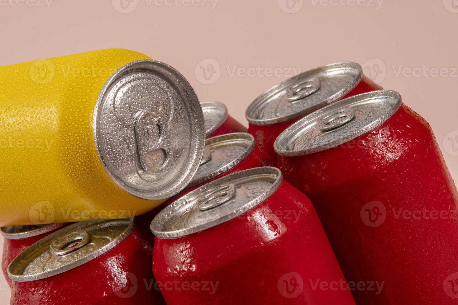 canettes de soda rouge froid avec un jaune pour une utilisation conceptuelle photo