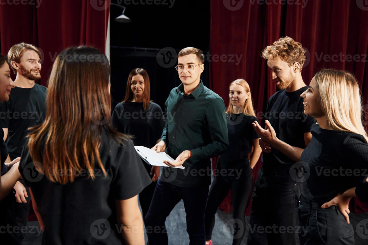 groupe d'acteurs vêtus de vêtements de couleur sombre en répétition au théâtre photo