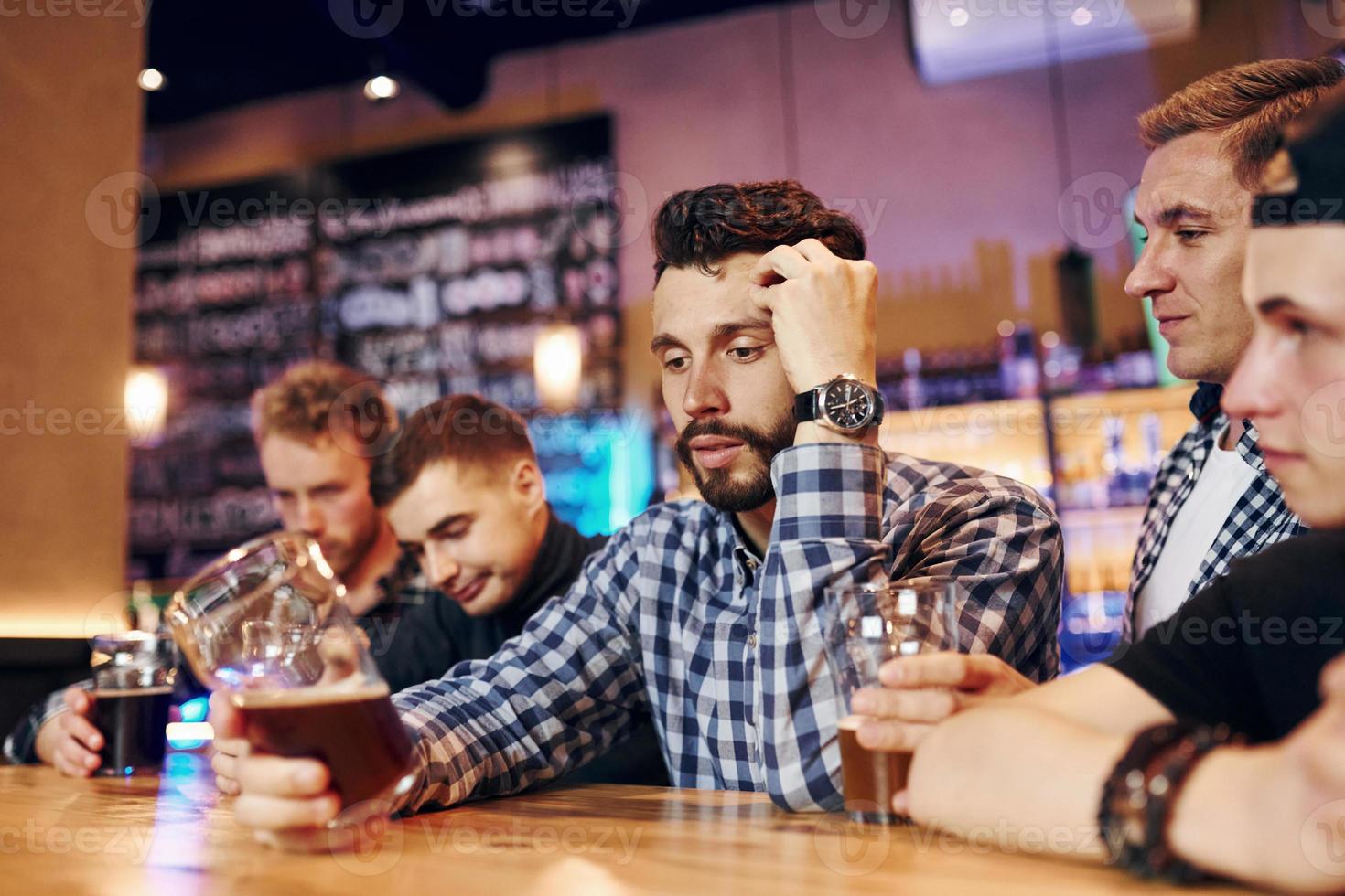 groupe de personnes ensemble à l'intérieur dans le pub s'amuser le week-end photo