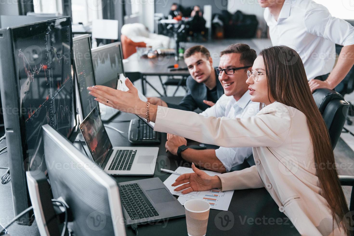 analyser les informations. l'équipe d'agents de change travaille dans un bureau moderne avec de nombreux écrans d'affichage photo