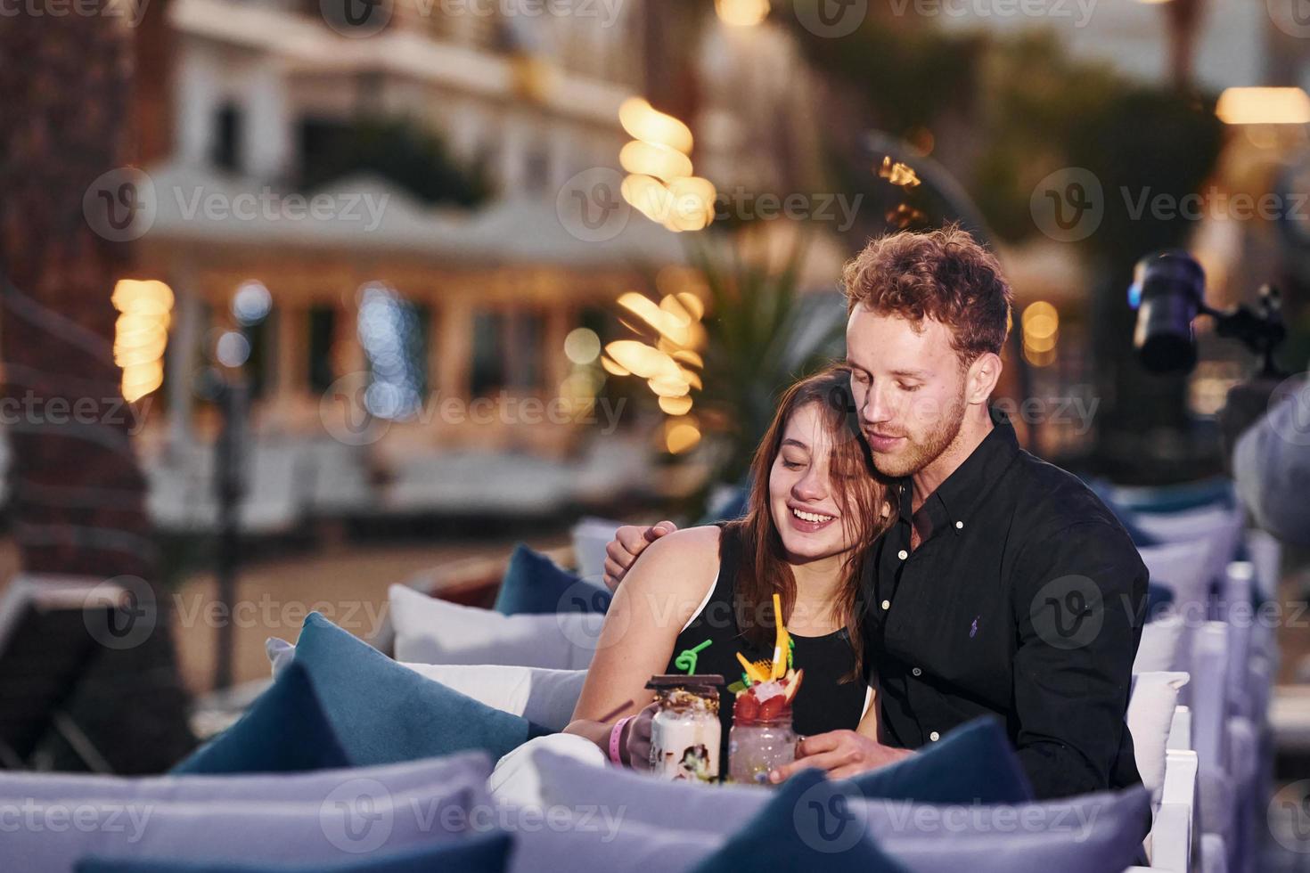 proximité des gens. heureux jeune couple est ensemble pendant leurs vacances. à l'extérieur pendant la journée ensoleillée photo