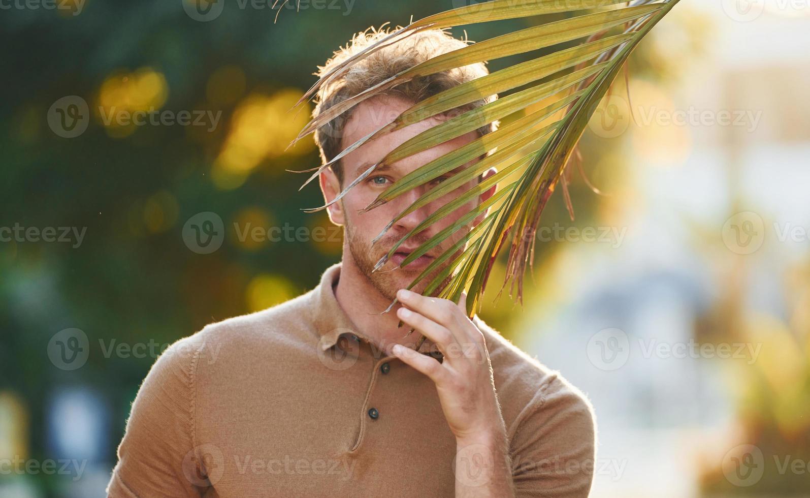 rayon de soleil brillant. jeune homme est à l'extérieur pendant la journée ensoleillée. notion de vacances photo