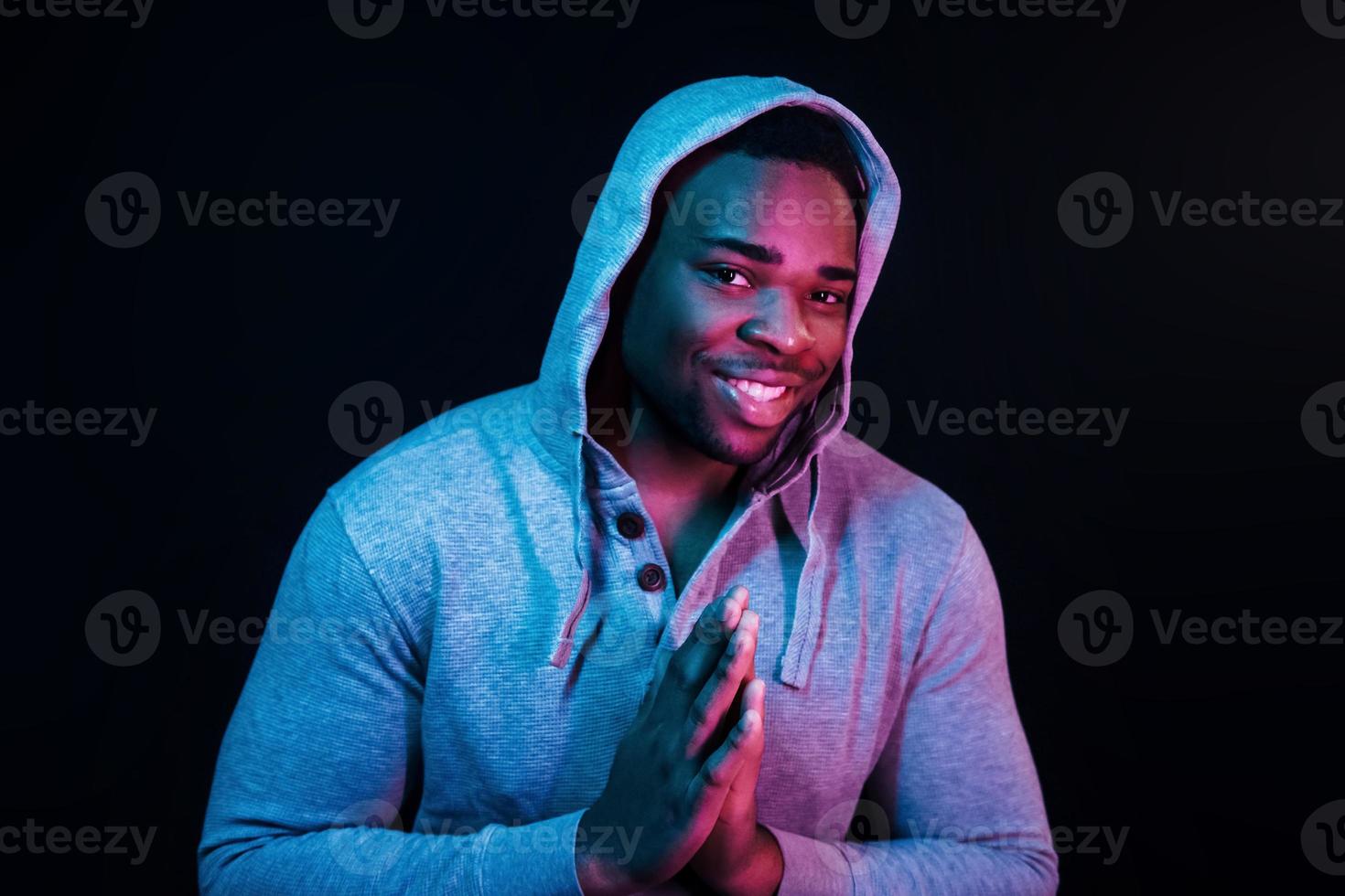 éclairage néon futuriste. jeune homme afro-américain dans le studio photo