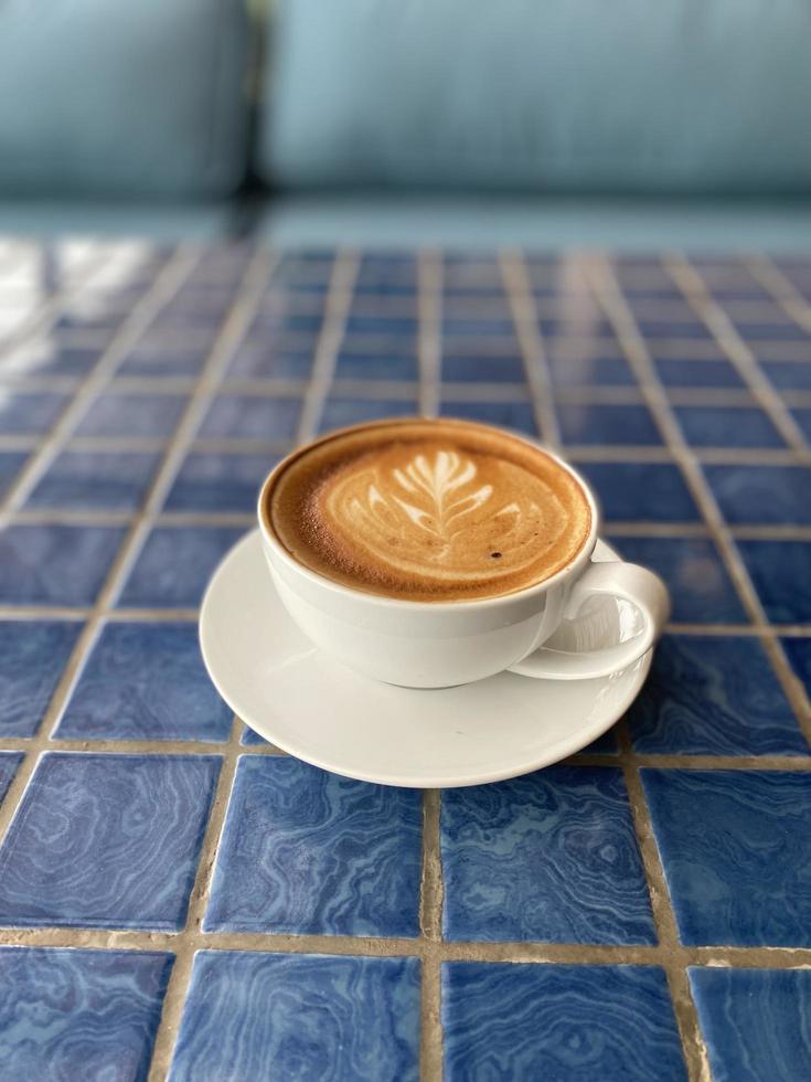 tasse de café sur la table en bois photo