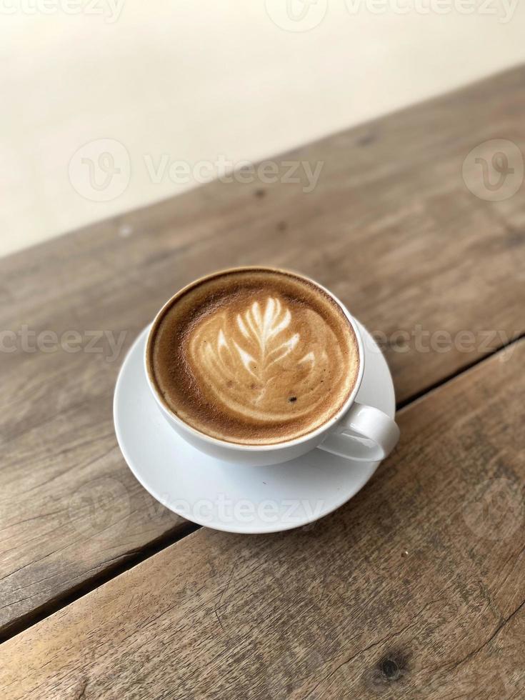 tasse de café chaud sur la table photo
