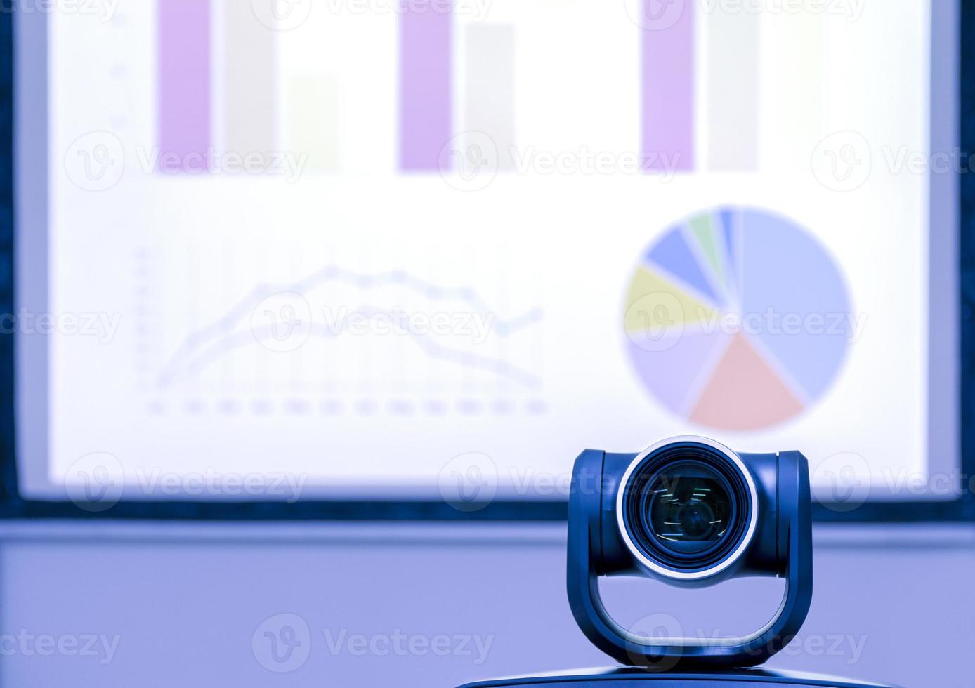 caméra web pour réunion en ligne avec diaporama de présentation maquette sur fond d'écran de projecteur dans la salle de réunion photo