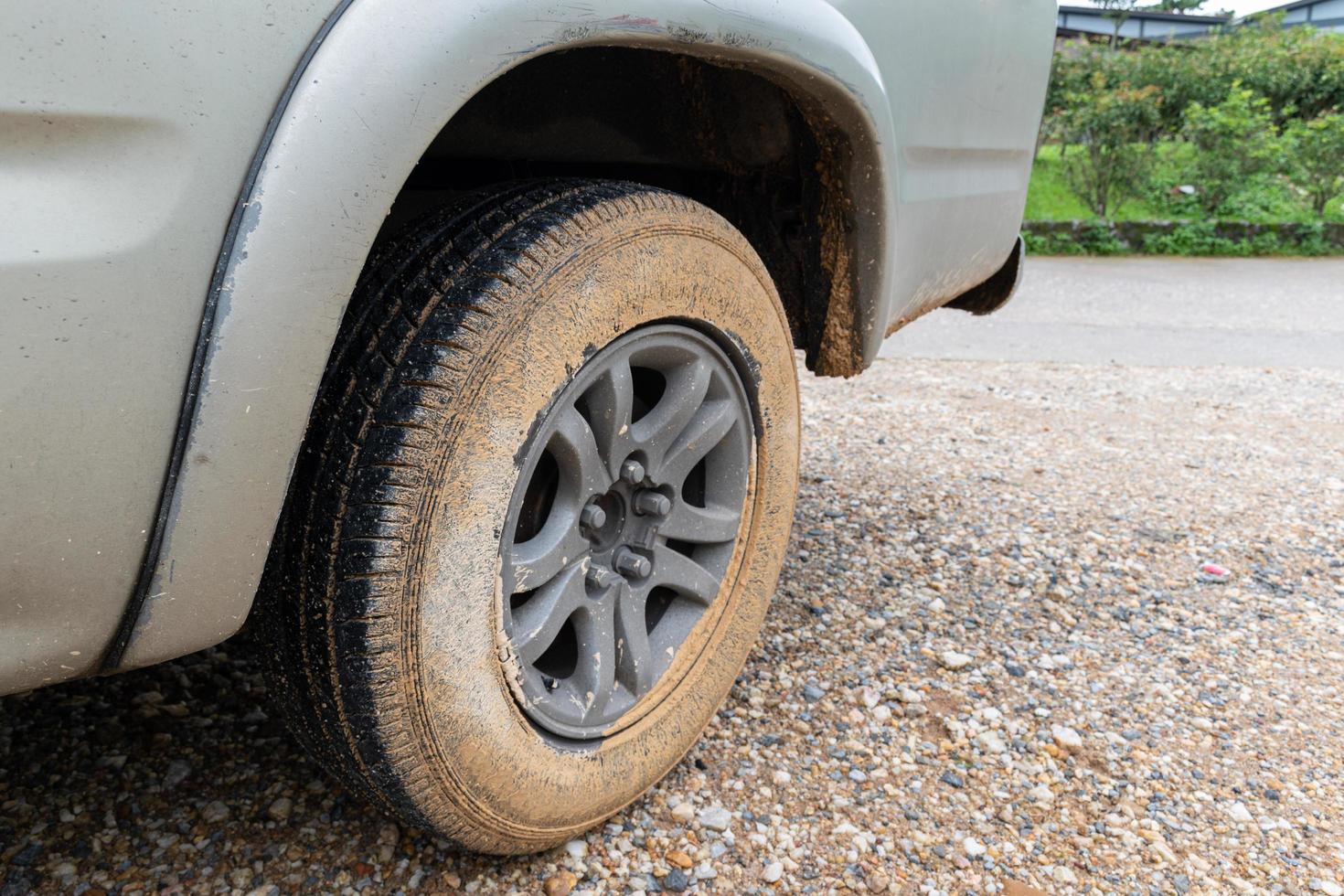 Roues de camionnette sales dans la boue photo