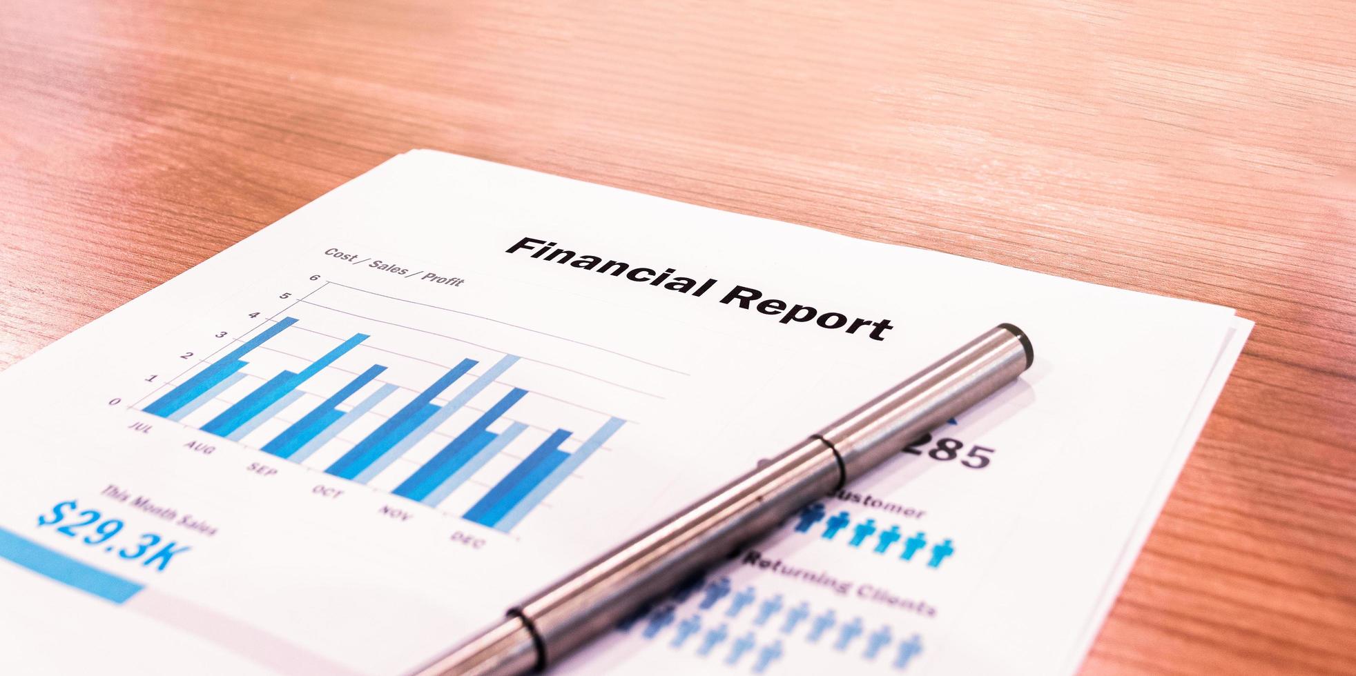 document de rapport financier avec stylo sur table photo