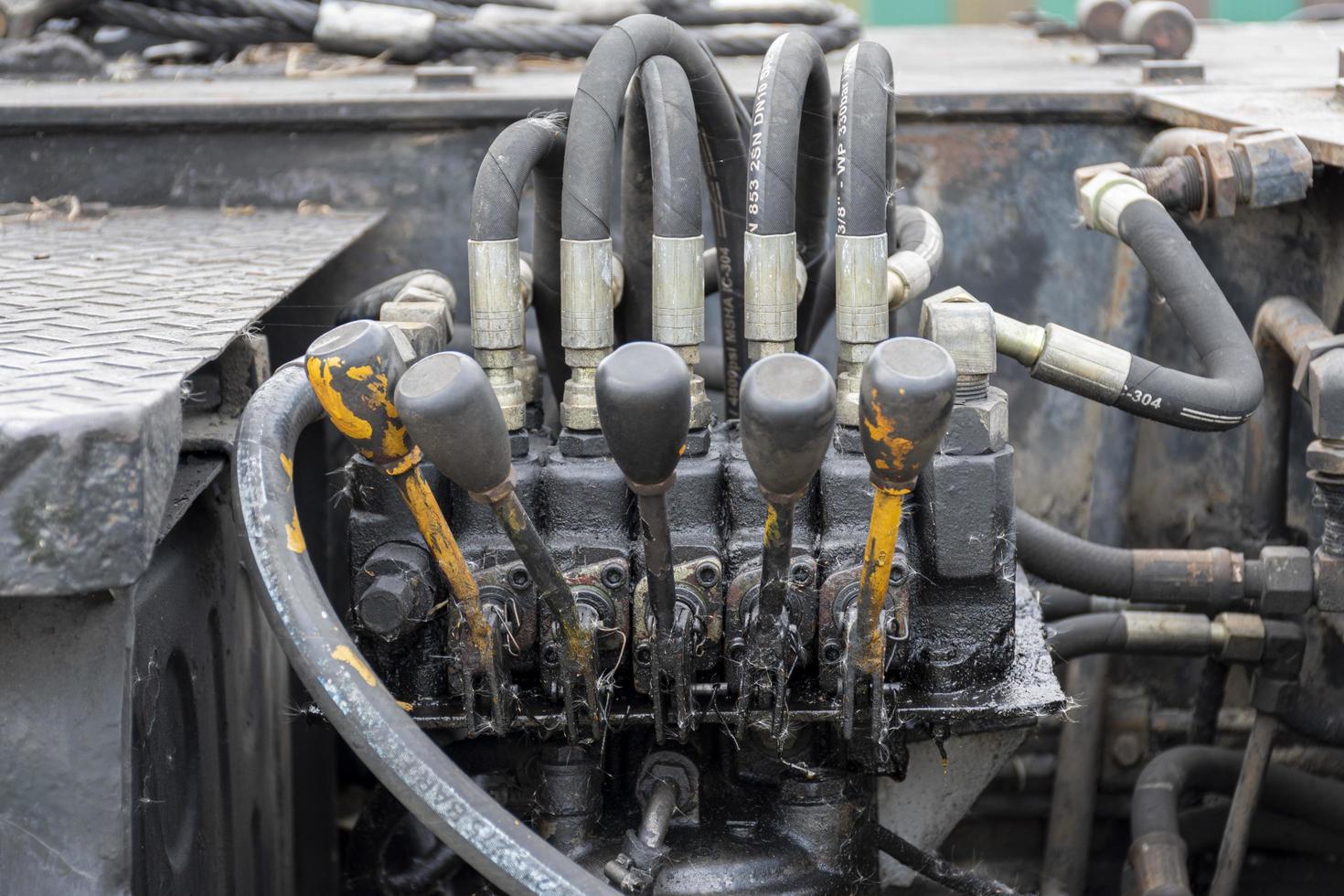 leviers de commande hydrauliques sur les machines de construction. panneau de levier de commande de grue. photo