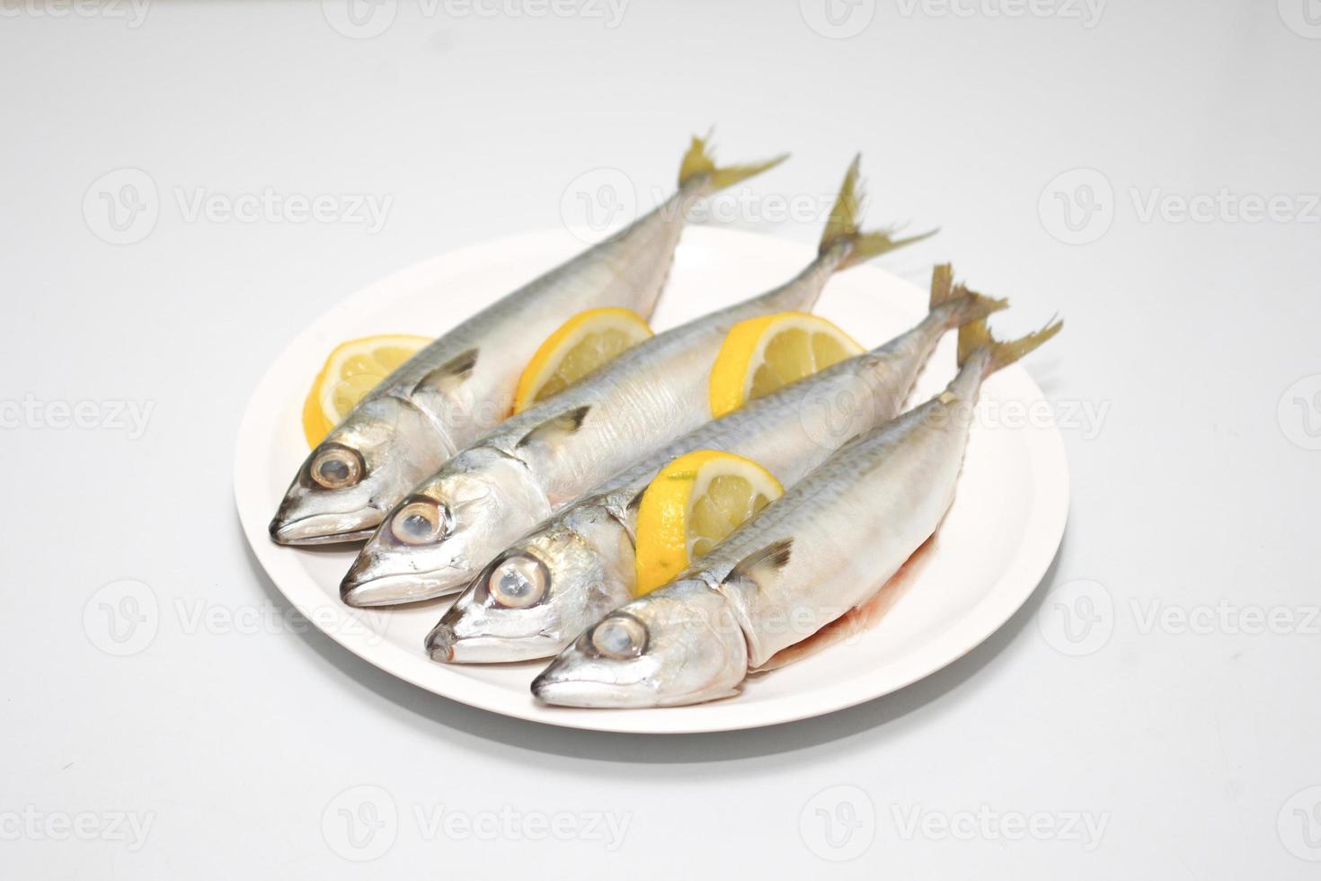 poisson frais au citron sur une assiette blanche photo