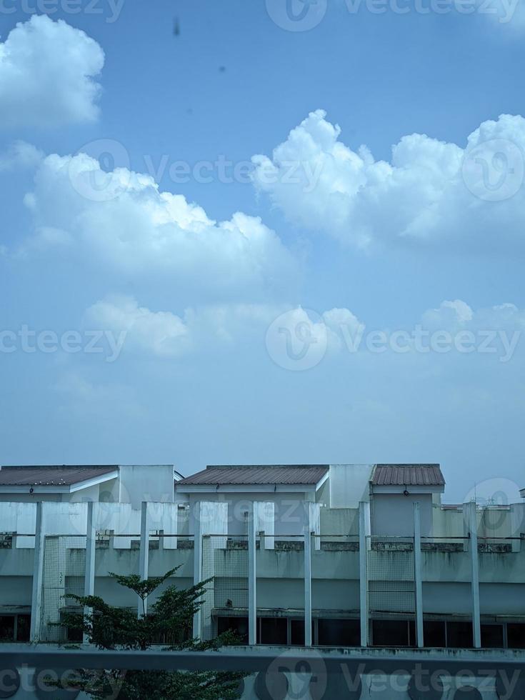 photo de nuages de ciel bleu au-dessus d'un vieux bâtiment